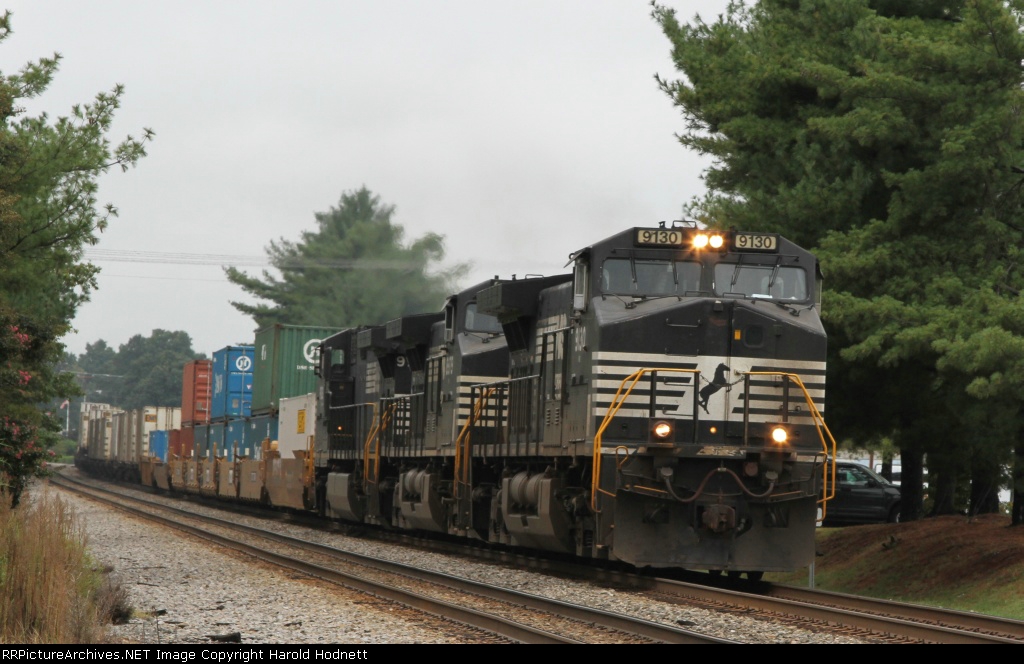 NS 9130 leads train 214 northbound